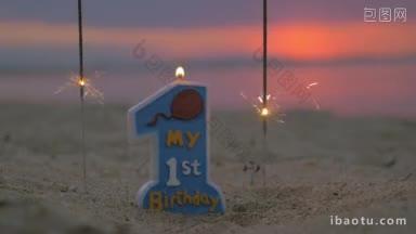 <strong>一年级</strong>生日蜡烛和两个烟火站在沙滩上的慢动作视图模糊的日落